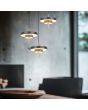 Sfeerfoto van de Trio Keaton warm grijze hanglamp van 45cm in diameter met drie met dubbele schijf vormige kappen van 25 cm in diameter met geïntegreerde led boven een eettafel
