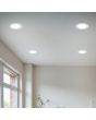 Trio Kibo 635019131 sfeerfoto van vier witte eenvoudige inbouwspots met LED paneeltje in een gestuckt plafond voor een raam