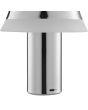 Detailfoto van de USB laadpoort van de Brilliant Kinich chroom kleurige oplaadbare tafellamp van 16,5 cm hoog en 15 cm in diameter met LED acryl rand onder de kap