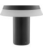 Detailfoto van de USB laadpoort van de Brilliant Kinich zwarte oplaadbare tafellamp van 16,5 cm hoog en 15 cm in diameter met LED acryl rand onder de kap