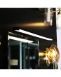 Searchlight Kos 17003-40BK sfeerfoto van aan spiegel gemonteerde zwarte spiegellamp van 40cm voor spiegelmontage met led paneel