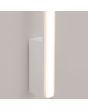 Detailfoto onderzijde van de witte langwerpige wandlamp Lagom van 89 cm lang met LED unit over de gehele lengte