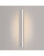 Witte langwerpige wandlamp Lagom van 151 cm lang met brandende LED unit over de gehele lengte