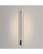 zwarte langwerpige wandlamp Lagom van 119 cm lang met brandende LED unit over de gehele lengte