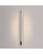 zwarte langwerpige wandlamp Lagom van 151 cm lang met brandende LED unit over de gehele lengte