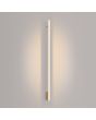 goudkleurig langwerpige wandlamp Lagom van 151 cm lang met brandende LED unit over de gehele lengte