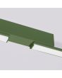 Detailfoto middenstuk olijfgroen langwerpige plafondlamp Lagom van 181 cm lang met kort in het midden onderbroken LED unit over de gehele lengte