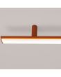 Detailfoto eindstuk okerrood langwerpige plafondlamp Lagom van 181 cm lang met kort in het midden onderbroken LED unit over de gehele lengte