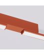 Detailfoto middenstuk okerrood langwerpige plafondlamp Lagom van 181 cm lang met kort in het midden onderbroken LED unit over de gehele lengte