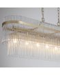 Searchlight Lara 11400-8GO detailfoto van een zijde van de langwerpige ovale hanglamp met goudkleurige plafondbalk en een dubbele ring van helder glazen staafjes met een goudkleurige band eromheen