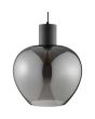 Detailfoto van de kap van de Brilliant Ligari zwarte hanglamp met bolvormige rookglazen kap van 35 cm in diameter
