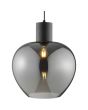 Detailfoto van de kap van de Brilliant Ligari zwarte hanglamp met bolvormige rookglazen kap van 35 cm in diameter met brandende LED lamp