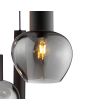Detailfoto van een glas met brandende led lamp van de Brilliant Ligari zwarte hanglamp van 68 cm in diameter met drie bolvormige rookglazen kapen en twee cilindervormige buizen met GU10 spot