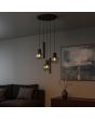 Sfeerfoto van de Brilliant Ligari zwarte hanglamp van 68 cm in diameter met drie bolvormige rookglazen kapen en twee cilindervormige buizen met GU10 spot in een modern ingerichte woonkamer