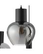 Detailfoto van een kap van de Brilliant Ligari zwarte hanglamp van 126 cm lang met ovale plafondplaat, vijf bolvormige rookglazen kapen en drie cilindervormige buizen met GU10 spot