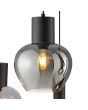 Detailfoto van een kap met brandende led lamp van de Brilliant Ligari zwarte hanglamp van 126 cm lang met ovale plafondplaat, vijf bolvormige rookglazen kapen en drie cilindervormige buizen met GU10 spot