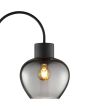 Detailfoto van de kap met brandende led lamp van de Brilliant Ligari zwarte vloerlamp van 164 cm hoog met bolvormige rookglazen kap van 23 cm in diameter
