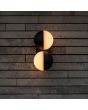 Sfeerfoto van Lutec Looma antraciet grijze wandlamp voor buiten met twee draaibare bolvormige kappen van 10 cm in diameter met wit kunststof zijde met lichtbundels naar rechts en links