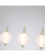 Detailfoto van het glas van drie kappen van de Searchlight Luminique mat messing hanglamp van 81cm in lengte met vier pendels met een kap van bolvormig mat geribbeld glas