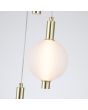 Detailfoto van een enkel glas van de Searchlight Luminique mat messing hanglamp van 41cm in diameter met vijf pendels met een kap van bolvormig mat geribbeld glas
