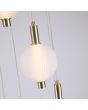 Detailfoto van een glas van de Searchlight Luminique mat messing hanglamp van 51cm in diameter met acht pendels met een kap van bolvormig mat geribbeld glas