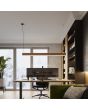 Thoro Lykke TH.324 sfeerfoto van eikenhouten hanglamp met een balk van 150cm en twee bevestigingskabels boven een bureau met twee monitoren