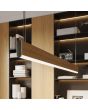 Thoro Lykke TH.324 sfeerfoto van eikenhouten hanglamp met een balk van 150cm en twee bevestigingskabels voor een boekenkast
