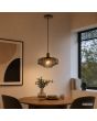 koffiebruine hanglamp met een geribbeld glazen kap met een diameter van 28 cm boven een eettafel in een eetkamer