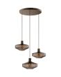 koffiebruine hanglamp met een plafondplaat van 45 cm in diameter en drie pendels met elk een geribbeld glazen kap met een diameter van 28 cm