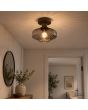 koffiebruine plafondlamp met geribbeld glazen kap van 28 cm in diameter in een hal