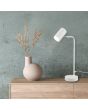 Trio Marley 512400131 sfeerfoto van witte tafellamp met cilindervormige spot als kap op een houten kast met vaas