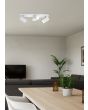 Trio Marley 802400301 sfeerfoto van witte spot met rechthoekige plafondplaat en drie cilindervormig spotjes met GU10 lamp in een moderne woonkamer met antraciet grijze banken en een tv