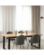 Trio Marley 812400132 sfeerfoto van spotje met vierkante houten wandplaat en zwart cilindervormig spotje met GU10 lamp in een eetkamer met houten eettafel en vier grijze kuipstoelen
