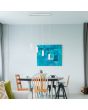 Trio Marley 312400401 sfeerfoto van hanglamp met witte plafondbalk en vier pendels met cilindervormige kap met een GU10 lampje boven een eettafel met verschillende stoelen en krukje