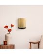 Searchlight Meadow 49714BK sfeerfoto van wandlamp met onder een zwart metalen rand en half ronde kap van gras daarboven in een romantische zithoek met vaas met rode bloemen