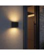 zwarte kunststof buitenwandlamp van 12 cm breed met up en down licht naast de voordeur