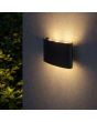 zwarte kunststof buitenwandlamp van 17 cm breed met up en down licht tegen een buitenmuur
