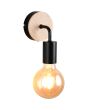 Casalum Merida zwarte wandlamp van 15,5 cm hoog met houten plaatje over het wandplaatje en vrij hangende brandende globelamp