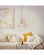 Sfeerfoto van de Brilliant Minster hanglamp met een diameter van 34,5 cm van gevlochten rotan in een woonkamer boven en beige bank
