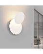 Trio Mio 240310131 sfeerfoto van brandende witte wandlamp met omhoog gedraaide draaibare schijf voor indirect licht
