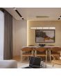 Searchlight Mod 26254SB sfeerfoto van messing kleurige hanglamp met LED buis en in vier delen verdeelde buisvormige helder glazen kap boven een marmeren eettafel met zes stoelen