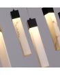 Searchlight Moonbeam 10879-10BK detailfoto van enkele brandende kapjes van de marmerkleurige hanglamp met rechthoekige plafondplaat en twee rijen van vijf pendels met rechthoekige marmerkleurige kappen