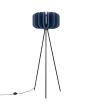 Sollux Mula zwarte tripod van 134 cm hoog met een kap van 45 cm in diameter van zestien marine blauwe lamellen van vilt