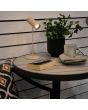 Sfeerfoto van Konstsmide Multi zandkleurige spot met tafellamp voet van 30 cm op en buitentafel met plantenpot en boek