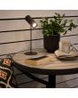 Sfeerfoto van Konstsmide Multi zwarte spot met tafellamp voet van 30 cm op en buitentafel met plantenpot en boek