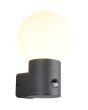 Trio Mures antraciet grijze wandlamp met bewegingsmelder  voor buiten met wit glazen bol als kap met een diameter van 18cm