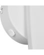 Detailfoto van de schakelaar van de Trio Napoli witte wandlamp met LED langs de muur en een lichtgevende bol, met een schakelaar op de lamp