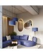 Sfeerfoto van twee Sollux Nevia marine blauwe hanglampen van textiel met een diameter van 40cm boven een salontafel in een woonkamer met een tripod uit dezelfde serie