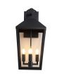 brandende zwarte buitenwandlamp van 55 cm hoog met hangende lantaarn met vier transparant glazen ruitjes en drie fittingen met filament kaarslampjes