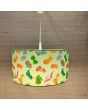Niermann dinos 1002 groene hanglamp met baby dinos voor een wit stenen muur